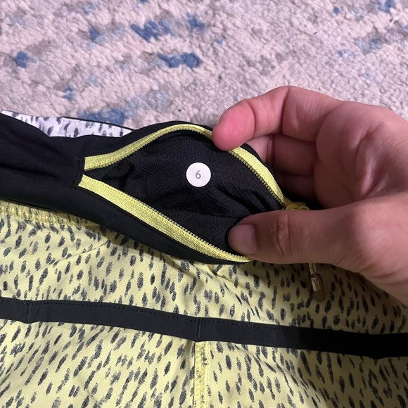 Lululemon Run Times Short *4-way Stretch Dottie Dash Clarity size 6 - Picture 5 of 7